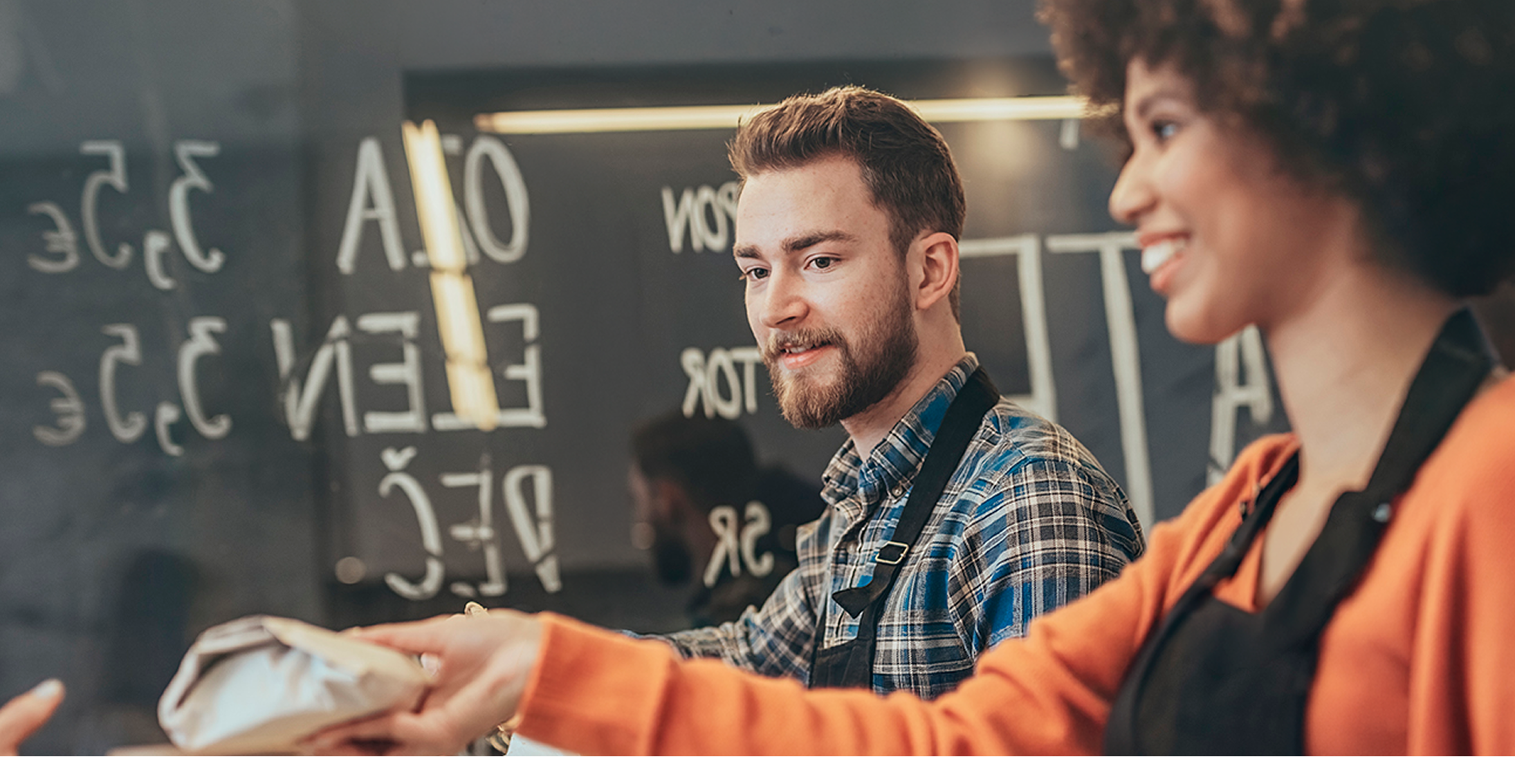 Deux entrepreneurs dans leur commerce